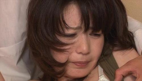 『息子の友だち』夫と離婚し息子と二人暮らしの恵理子。泊まりで勉強しに来た息子の友人の入浴時、若者の裸を見て思わず一人Hしてしまう。それを目撃した友！