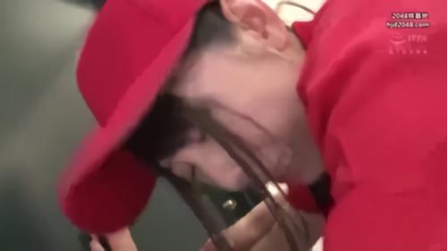 『顔射』自宅にやって来た可愛くて、エレガントな職女を狙う男。死角をついてこっそりチ○ポにビヤクを塗り込むとバックから即ハメ！！必！