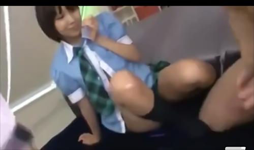『美少女』この世で最もザーメンをドピュンする男が過去最大量の精子で美女4人を白濁まみれに！4人から全身を責められてエキサイトした男は全員の性！