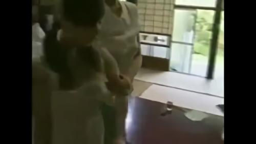 『クンニ』亭主が倒れ、借金と家計に困り果てた妻。娘を連れて地元県会議長のお宅を訪れる。そこで行われる不純・非道徳・不許可極まりない！