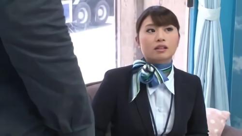 『マジックミラー号』性交渉をご無沙汰中の男子たちのお悩みを聞いて、あまりの優しさのあまり男子たちのSEXな要求についつい応えちゃうCAたち。素股でまたがる…だけのつもり！