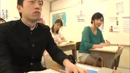 『爆乳』人妻は興味津々で積極的に絡んでくる…だけじゃなくて、ウブなリアクションが新鮮で露骨なパンチラ、胸チラで誘惑しまくり！しかも徐々に！