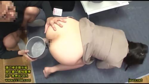 『中出し』クレームケアのために自宅にやって来たオフィスレディ。しかし男の怒りは収まらず土下座謝罪を要求！必死に謝るオフィスレディを！
