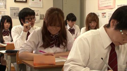 『パンチラ』今年から共学になった○校に入学したら、男は僕を含めて3人。男の存在感ゼロで、体育の着替えも僕らが居てもお構い無しの無防備状態！パン！