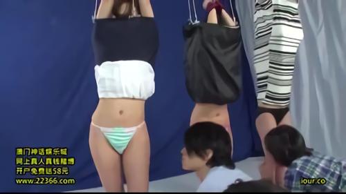 『美乳』スカート巾着で顔を隠した母親のオッパイ、マ○コがわかるかな！？見えるエリアを奪われたママさんが息子に身体をまさぐられ悶絶！