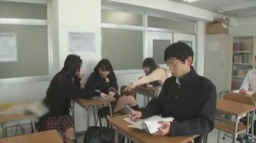 『ニーハイ』女子にキモがられイジメられている僕。そんな僕が、いつものことながらイジメの中心になっている強気な女子に仕返しできるチャンスが訪れた！