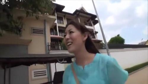 『電マ』ワールドの名所と美味しいB級グルメと濃厚なHを巡る新・旅の記録第1弾！お供は典型的なジャパニーズ巨乳姉ちゃん。「海外は修学トラベル！