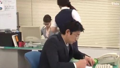 『制服』あの人気関係のものが復活！！落ちこぼれ社員・ノビタは、あまりの存在感の無さに、姿自体透明になってしまう。何をしても誰も気付かない事！