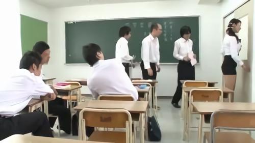 『中出し』美人でスタイル抜群の怜子先生は、男子生徒達の憧れの的だった。そんなある日、帰りの電車で痴●にあってしまう怜子。怖くて声も！