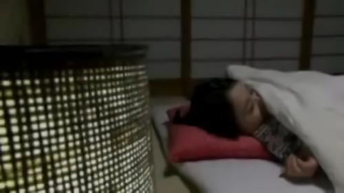 『人妻熟女』男に爆乳を揉みしだかれて欲求が爆発し、男のチ●ポを貪るようにフェラし、パイズリするアンナ。コスプレ好きの男にせがまれて着たスク！