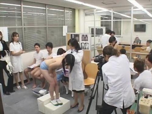 『美乳』ブルマをおろされお尻丸出しで、背骨のズレを診察するモアレ検診。うっすら毛の生えた女性器をさらけだし全裸で診察台に仰向けになる心電図！
