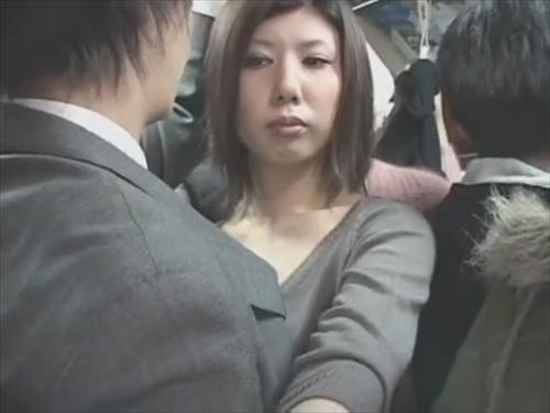 『逆さ撮り』寂しい日曜日を過ごす美淑女たちの帰宅を狙って罠を仕掛ける。混雑しているバスの中で自然を装い密着。その距離、接吻まで3cm…。偶然を！