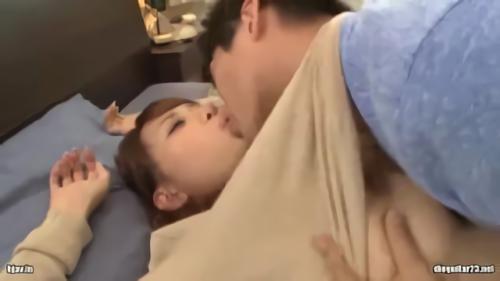 『巨乳』服の隙間からチラリと見えるバストがポロリと飛び出してきたらアナタは見て見ぬフリ出来ますか？神乳Jカップを持ちながら無防備！