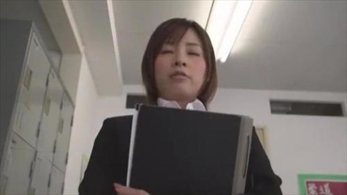 『巨乳』夢を叶え教師となった咲は、情熱に燃えていた。赴任が決まった男子校には不良生徒も多少いるが、かえってやりがいにも感じている。そんな咲！