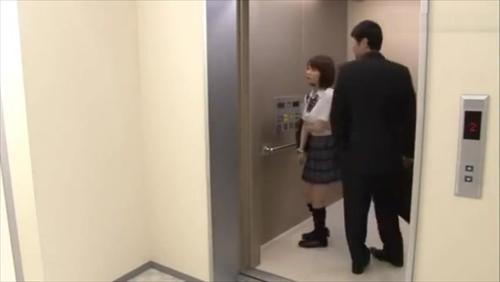 『中出しレイプ』目の前でデカ尻揺らして助けを求める女子校生はいきなりチ○ポでガン突きされるとは夢にも思わない！！助けを呼んだら救急隊員にもヤラれた！