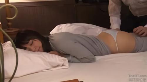 『スレンダー』まさかの相部屋宿泊という想定外のシチュエーションでドキドキ！