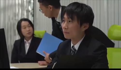 『夏目彩春』私は自分に自信がない。結婚してからは流行にも疎くなり、ますます地味さに拍車がかかっていった。そんな私を飲みに誘ってきたのは若手社員！