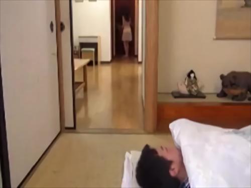 『覗き』「ママさんに勃っちゃうなんてHな子、お父さんには内緒だからね」と父の目を盗んで優しくチ〇ポを握りしめ、お互いの身体をむさぼり！