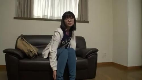 『ヤリマン』ぶっといメガネに地味めなリュック。何ともオタクで腐女子なムードを醸し出す漫研所属の彼女ちゃんを、アノ手コノ手で言葉巧みに！
