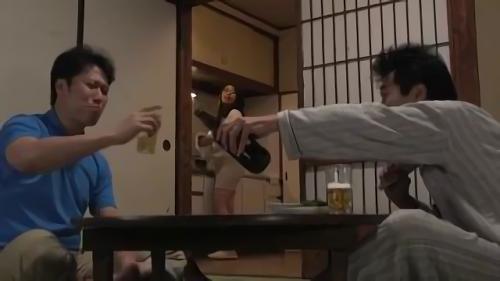 『熟女』感じ家までガマンしていたが限界を達し玄関先で、しかも翔の前でお漏らしをしてしまう。ゆみのお漏らしにエキサイトを覚えた翔はゆみに責！