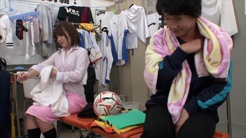 『女子校生』マネージャーは優しくタオルで拭いてくれた。でも透けた下着が気になり不覚にも勃起！しかも見られて気マズイ空気…ところが勃起させたのは！