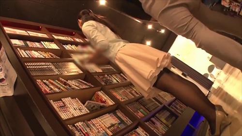 『バイブ』ネットカフェにやってきたウブ娘に背後から近付きチ○ポを擦り付ける！恐怖で声もあげられず混迷！さらにお尻、太もも、胸、全身を弄られて！