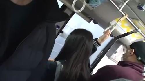 『学生』満員バスでひときわ目を引く大きな胸の女子校生。混雑する車内で背後から手を伸ばし制服越しに成長中の巨乳をねっとり揉みしだく！強く反発！