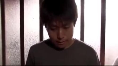 『着エロ』「リフォームが終わる2、3日の間だけ…」隣に住む上田家の長男・直人を家に泊まらせることを快諾した久美子。翌日、上田家の嫁・裕子に連！