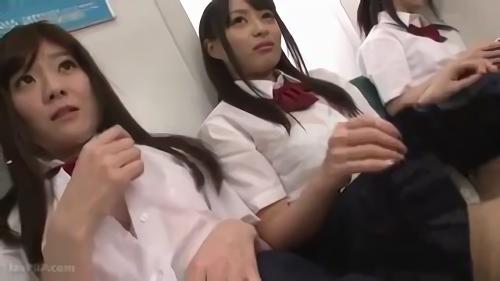 『胸チラ』真夏の暑いとある日、急いで乗ってしまった車両は女性専用車両だった！冷房が効いていない車両は女子校生たちの若くて甘い香りで充満してい！