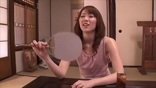 『おばさん』追い打ちをかける晩の兄ヨメ夫婦の猛烈汗だくドロドロ性交。そう、猛暑の夏の風物詩。汗だくの女性の微乳と、タンクトップのコラボレーショ！