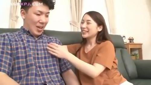 『撮影』今回の優しすぎる素人ご婦人は浮世離れする程美人な人妻れいかさん。何と初の筆おろしにチャレンジする。エレガントな顔に白い肌そして感度！