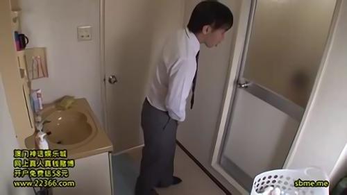 『アダルトエロ』自分をオカズに一人Hする隣の男子校生を目撃した人妻。必死にチ〇ポを扱く姿に戸惑いながらもエキサイトしてしまいマンズリを始める。しか！