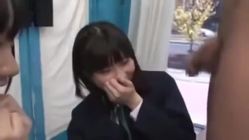 『女子校生』恥ずかしがって大赤面（照）！皆で触れて、おしゃぶりして、興味津々になったところで、自分たちのキツマンに挿入！おっきすぎてコワーイ！