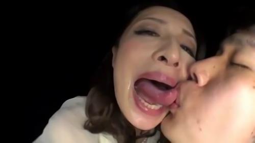 『キス』咥え込んで、ジュルジュル吸ってるところ？…それだけじゃないでしょ？ベロベロでヌチャヌチャで涎まみれで接吻している動画も見たいわよ！