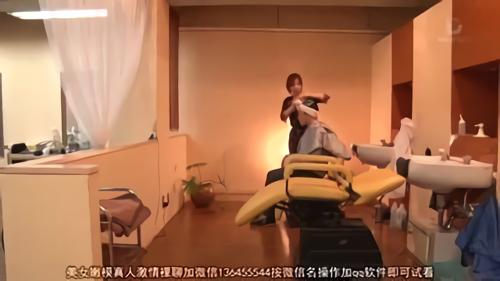 『吉澤友貴』シゴいて悶える客を横目に微笑を浮かべる魅惑の手淫ご奉仕。【パーマ】シャンプーで顔に乳房を押しつけ発情させると、乳首を舐めまわしサオ！