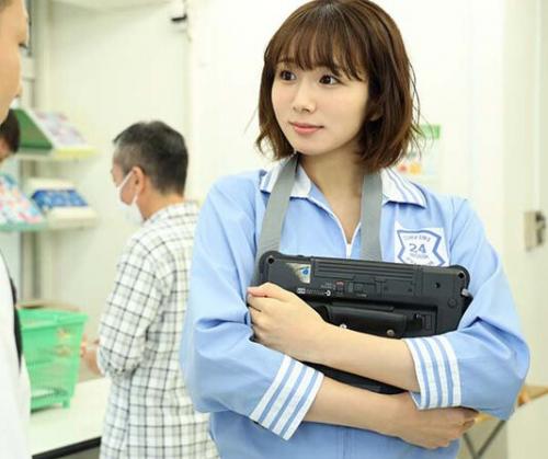 【コンビニNTR】満たされない人妻と大学生の禁断の恋？！バックヤードで汗だくになりながらセックスしてしまう！！