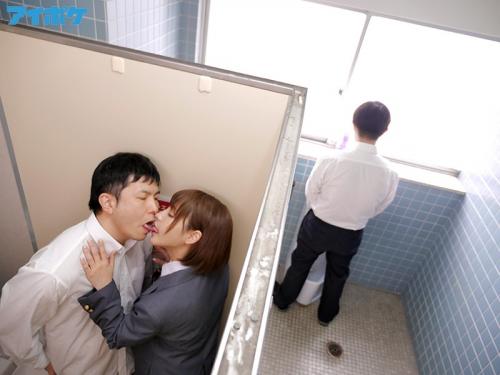 【桃乃木かな】『私にも触らせてよ♥』学校のトイレで男性生徒を誘惑する小悪魔巨乳美少女！個室でセックスしちゃいます！！