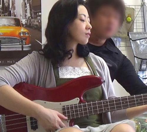 【おばさんレンタル】『今日の事は内緒♥』五十路熟女にギターを教えていたら中出しセックスしちゃいました！【盗撮】