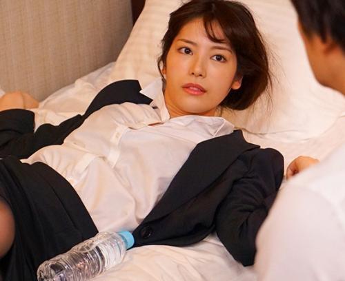 【相部屋NTR】『私、結婚してます！』美人OLが絶倫上司に襲われる！？激しいピストンでイカされてしまう？！【楓カレン】