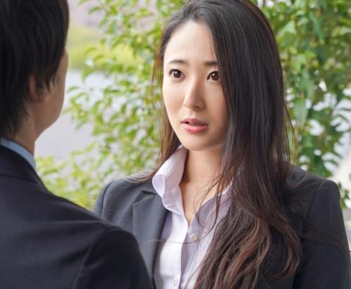 【胸糞NTR】軽蔑する大嫌いなヤリチン上司と相部屋！？媚薬を盛られてキメセクでイキまくっちゃう！？【松岡すず】