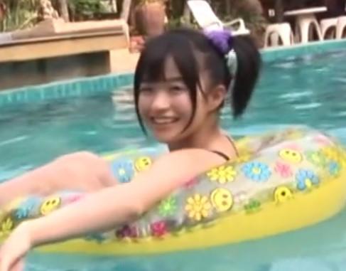 【百川晴香】15歳現役女子高生アイドルがプールではしゃぎまくる？！人懐っこい笑みに癒されてください！！【JK】