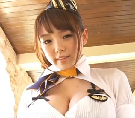 【篠崎愛】ロリ巨乳アイドルがキャビンアテンダントに？！胸が大きすぎて、制服がはだけちゃってますよ！？