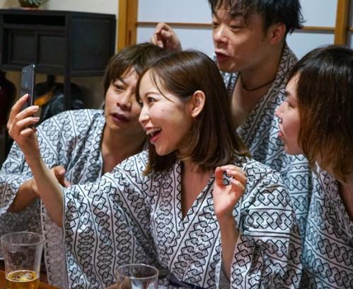 【社員旅行NTR】『イイ飲みっぷり！』クズ部下達に酔わされた美人女上司！？泥酔乱交セックスしてしまう？！【篠田ゆう】