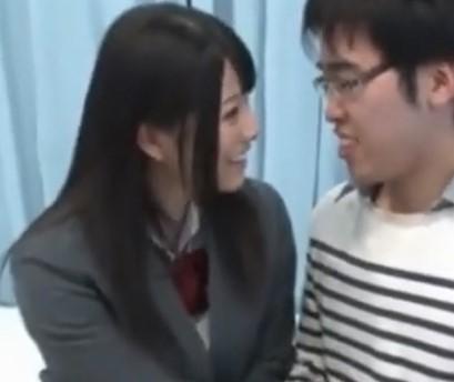 【MM号】『キスしよ♥』上原亜衣が童貞君の筆おろしに挑戦！？中出しセックスで男になっちゃう？！