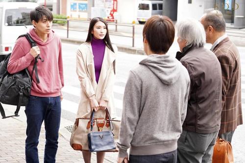 【社員旅行NTR】混浴に入った妻が同僚達にレイプされた？！その快感が癖になってしまうスレンダー美人妻？！【本庄鈴】