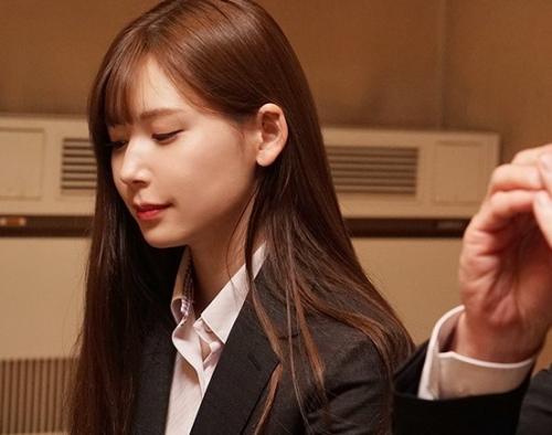 【相部屋逆NTR】会社では地味な美人OLが相部屋で本性を見せる！？中年親父の上司を痴女っちゃいました！？【明里つむぎ】