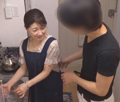 【おばさんレンタル】『マッサージしてくれるの？』心優しい五十路美熟女を口説いて中出しセックスしちゃいました！【盗撮】