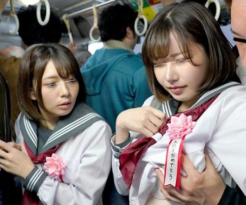 【JK痴漢】バス通学に慣れていない美少女二人組が痴漢の魔の手に友達の前でイカサレまくっちゃいました！？