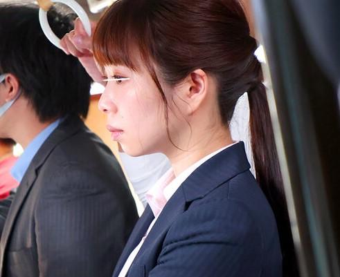【OLレイプ】『誰か助けて…』美人OLが痴漢師に狙われる！？手マンで潮を吹かされ、犯されてしまう？！
