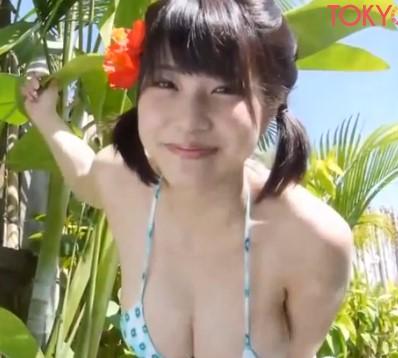 【岸明日香】Gカップ巨乳美女がビキニでビーチを駆け回る？！豊満なおっぱいが揺れまくっています！！！